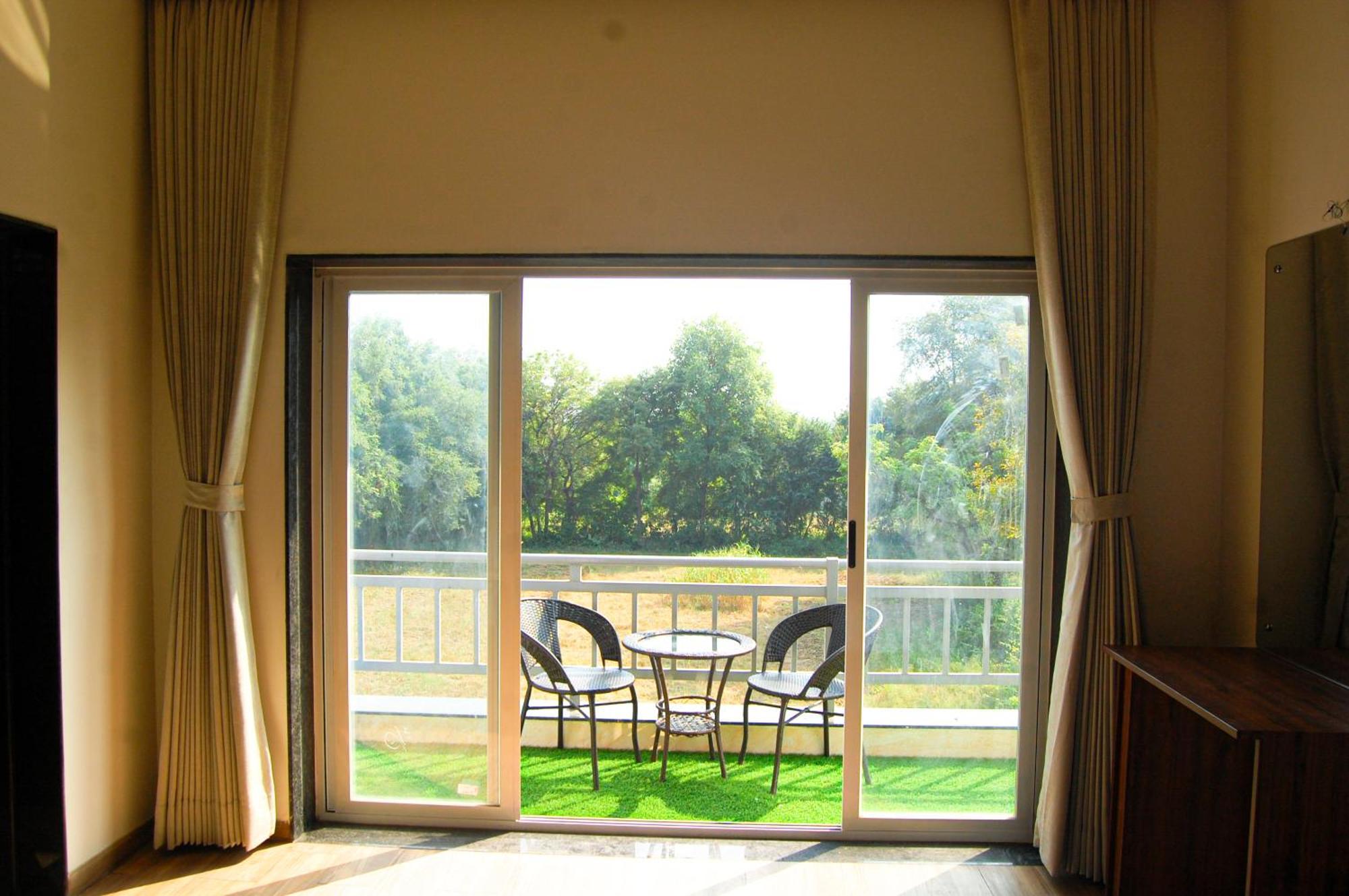 Krishna Riverside Resort Vasad Luaran gambar