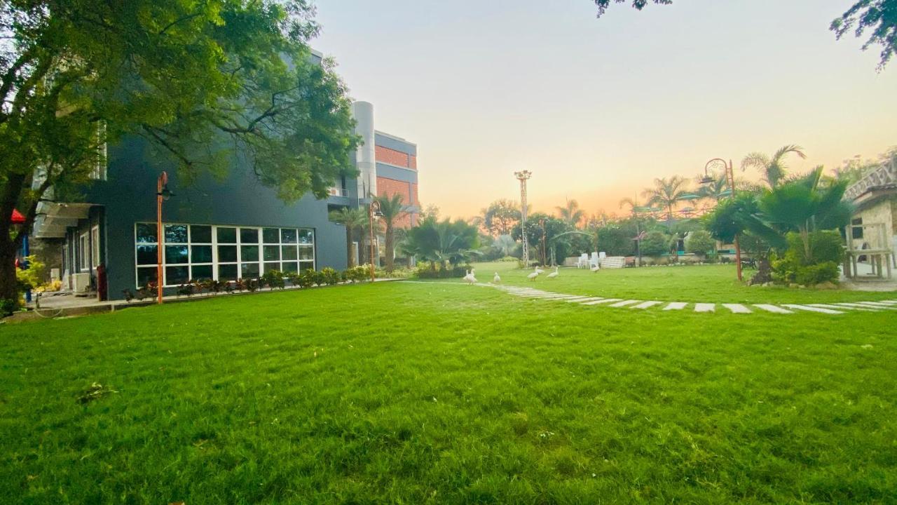 Krishna Riverside Resort Vasad Luaran gambar