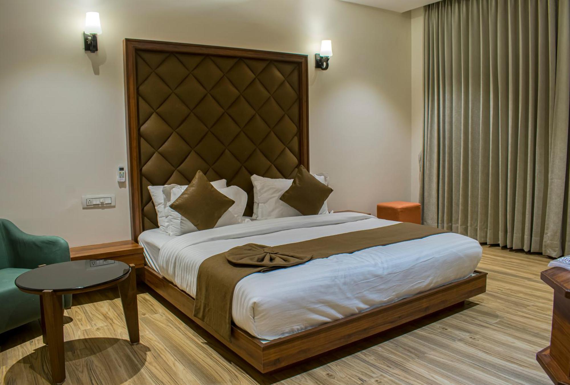 Krishna Riverside Resort Vasad Luaran gambar