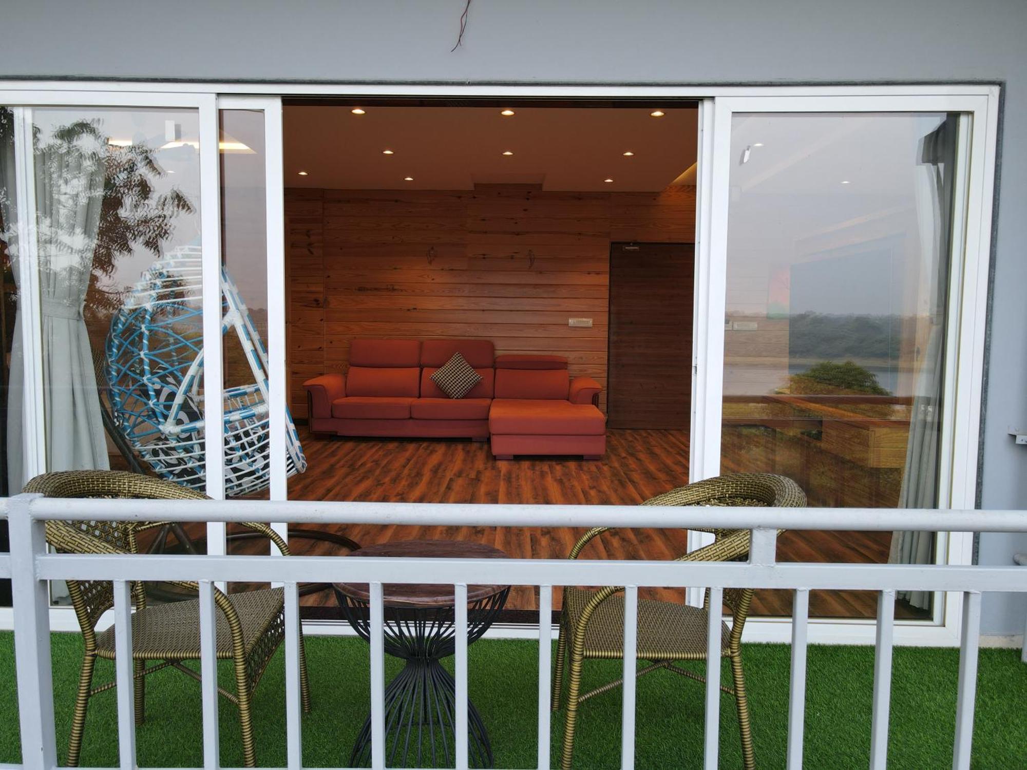 Krishna Riverside Resort Vasad Luaran gambar