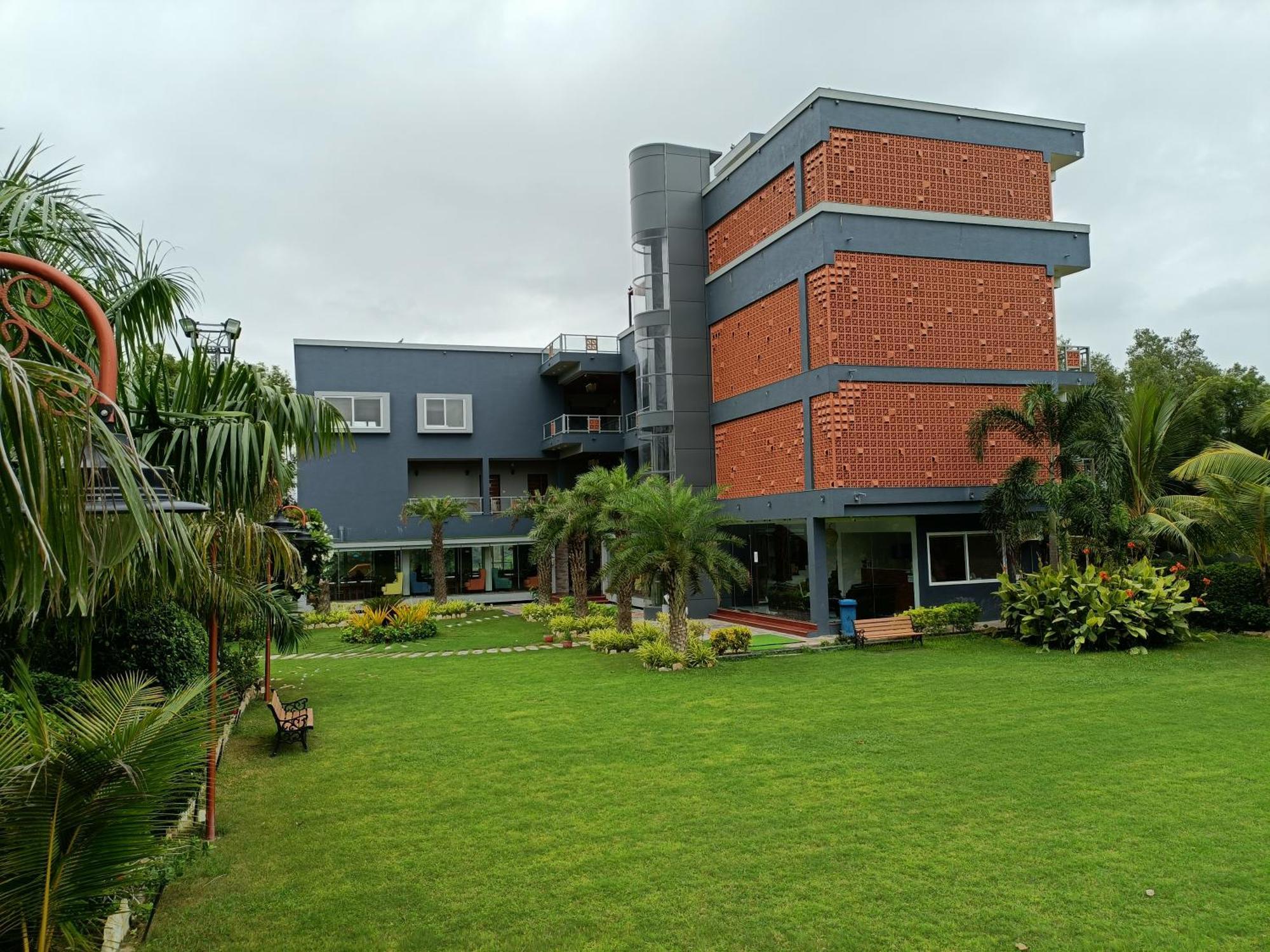 Krishna Riverside Resort Vasad Luaran gambar